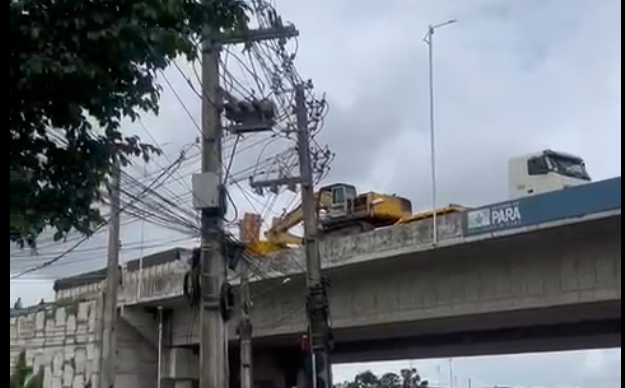 Mais de 12 horas: carreta quebrada segue fechando trânsito na BR-316, em Ananindeua