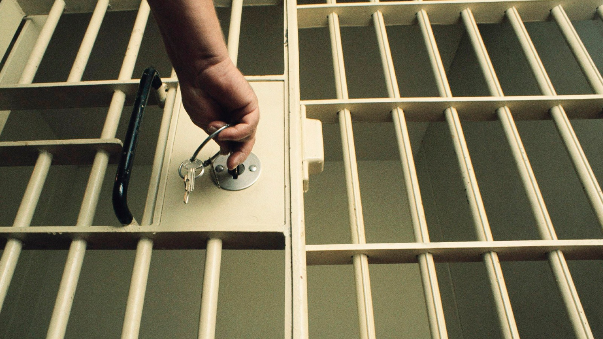 Suspeitos teriam rendido a vítima durante corrida solicitada por aplicativo, usado o carro em outros crimes e levado dinheiro e o veículo