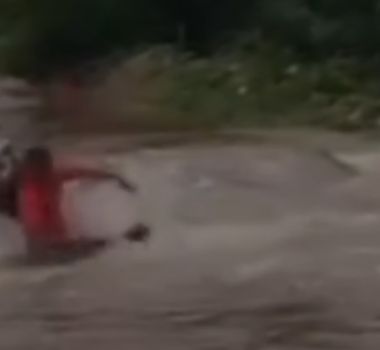 Imagem - Homem é arrastado por correnteza ao tentar atravessar área alagada em Viseu