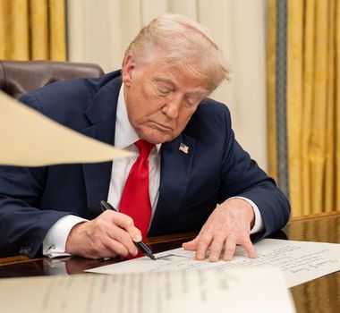 Imagem - Justiça dos EUA manda governo devolver bilhões cobrados em tarifas consideradas ilegais de Trump