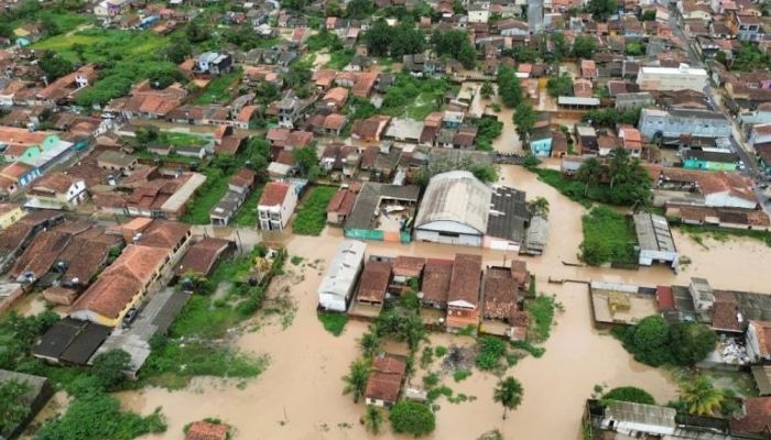 Chuva provoca alagamentos na Feira Livre de Bragança