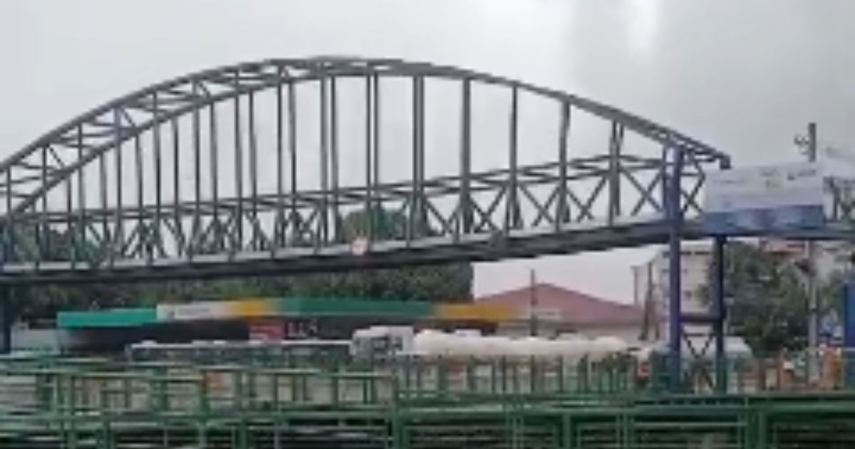 Passarela que cedeu na Avenida Julio Cesar vai passa por vistoria; trecho da via segue interditado.