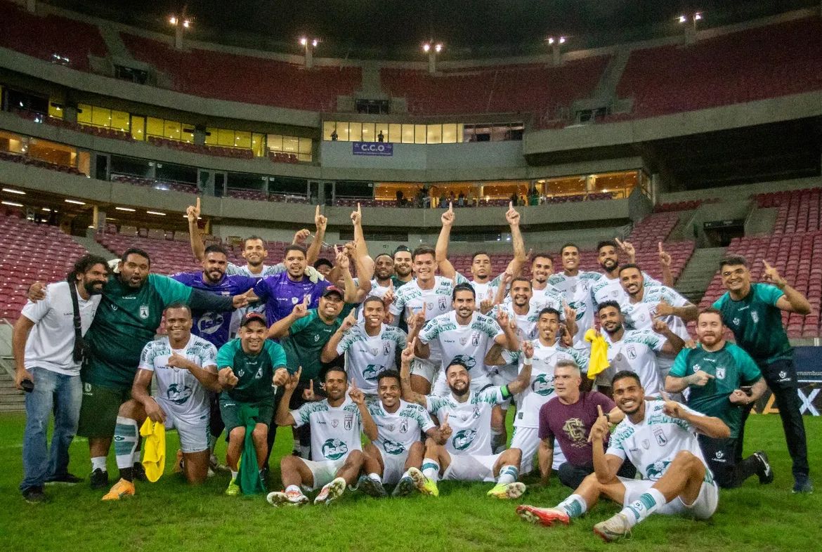 Elenco do Sousa comemora classificação na Arena Pernambuco - 