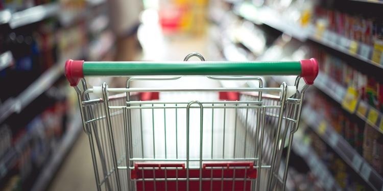 (Entre as oportunidades oferecidas estão vagas para o cargo de operador de loja e operador de caixa, comprador, auxiliar de açougue e outras.)