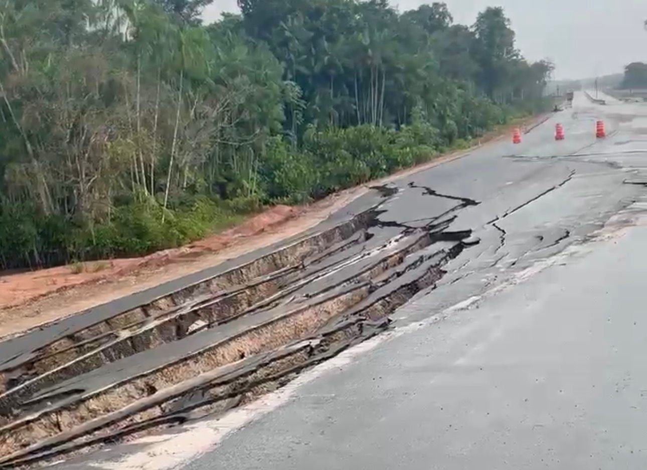 Erosão destrói parte da Avenida Liberdade - 