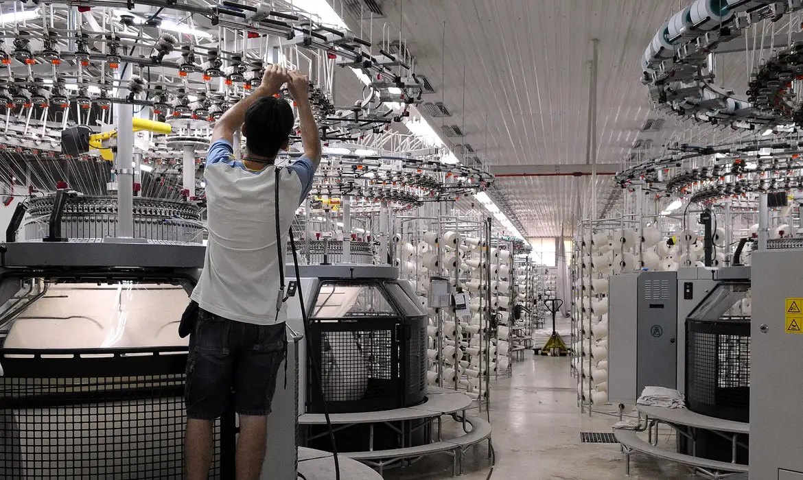 Indústria de transformação tem maior expansão desde junho de 2024.