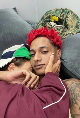 (O rapper Oruam usou as redes sociais nesta sexta-feira (6) para publicar uma foto ao lado da noiva, Fernanda Valença.)