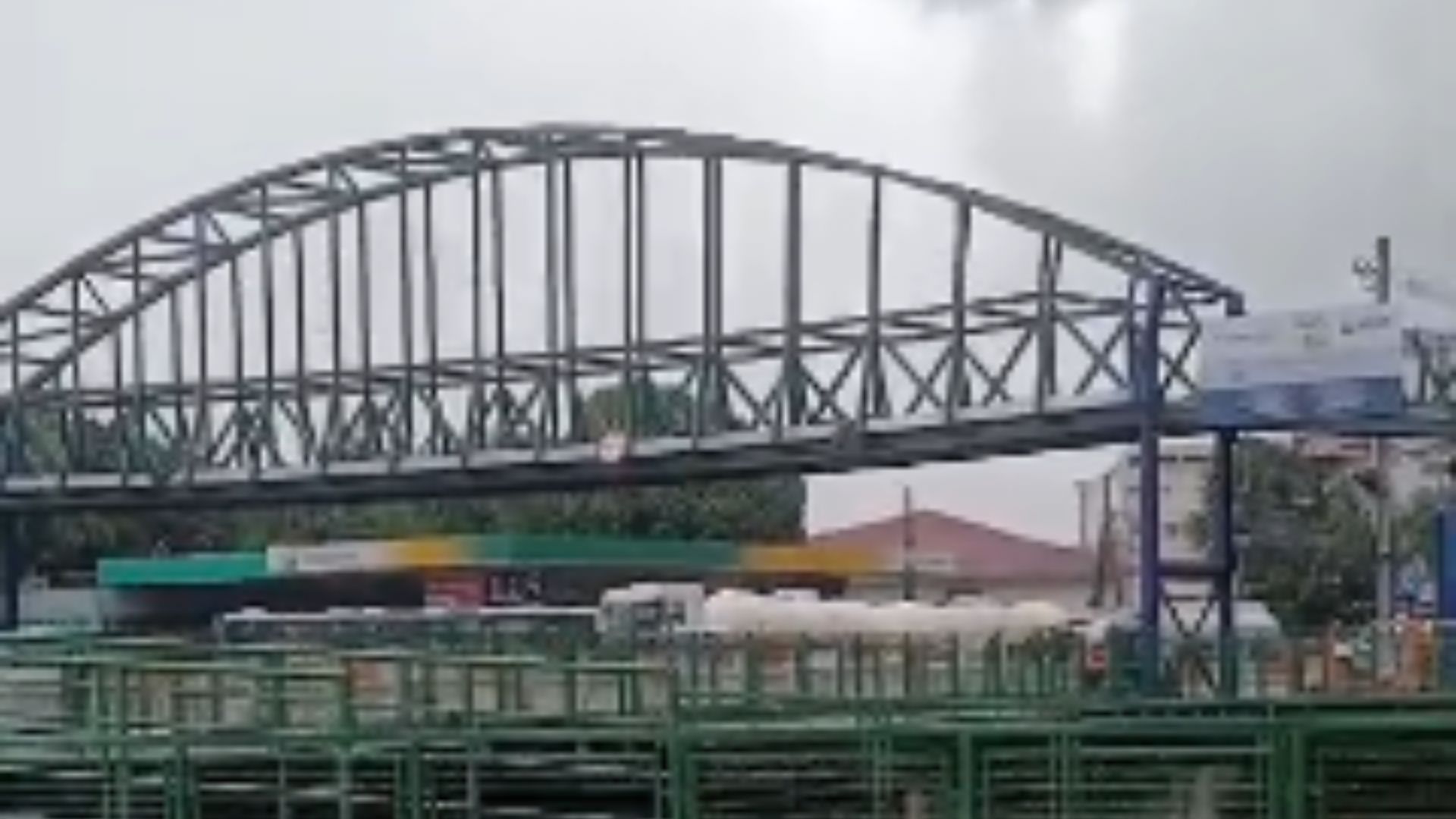 Passarela que cedeu na Avenida Julio Cesar vai passa por vistoria; trecho da via segue interditado.