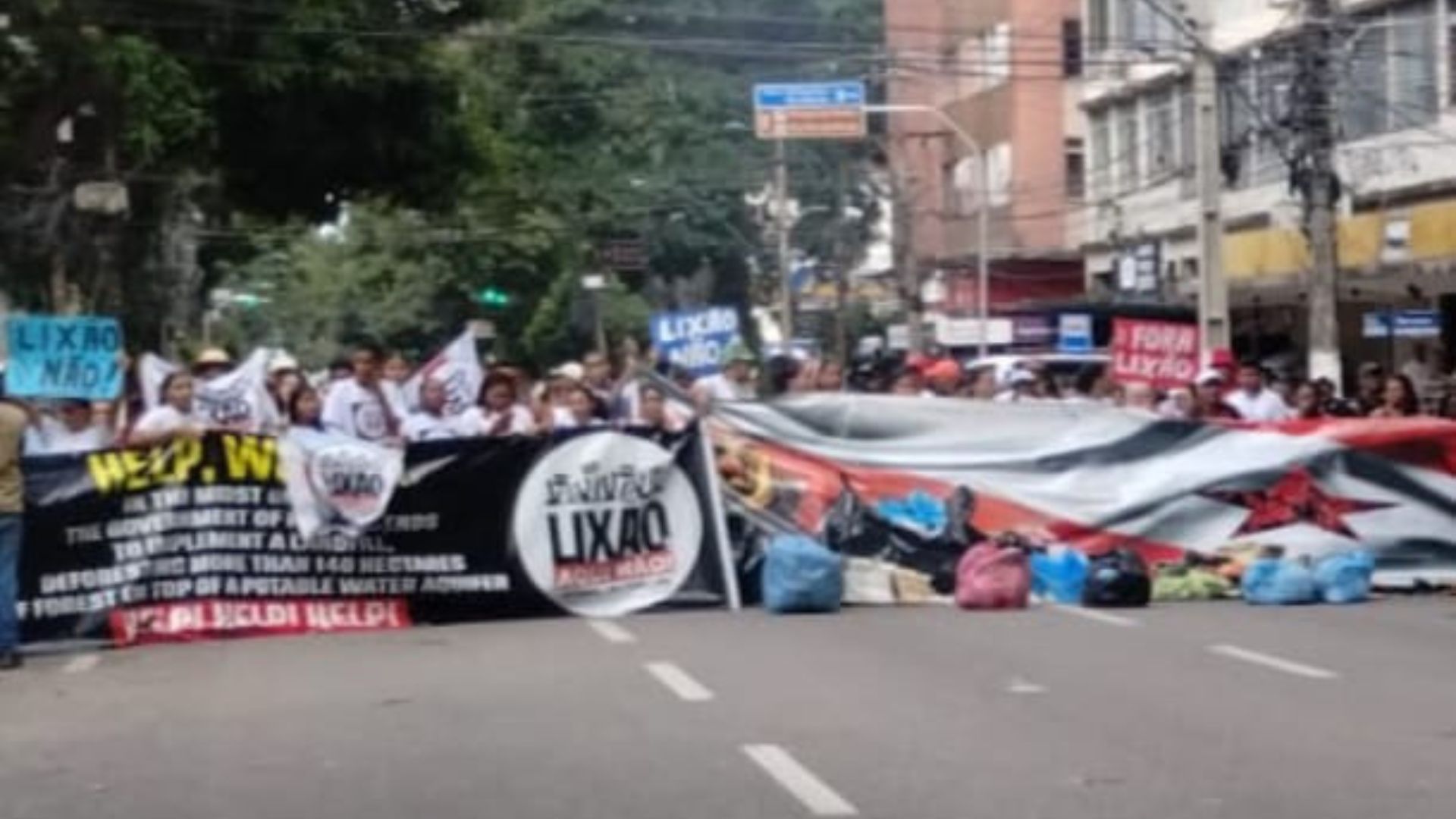 Protesto interdita avenida Magalhães Barata, em Belém.