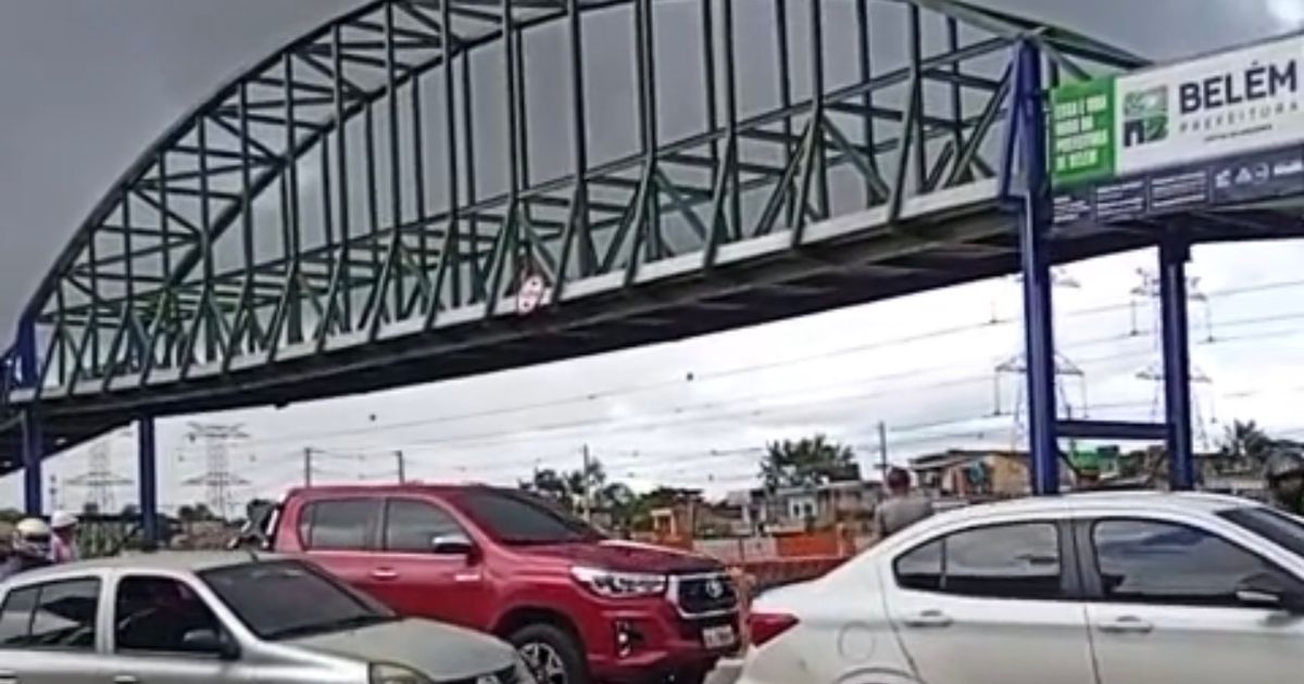 Passarela da Avenida Júlio César em Belém -