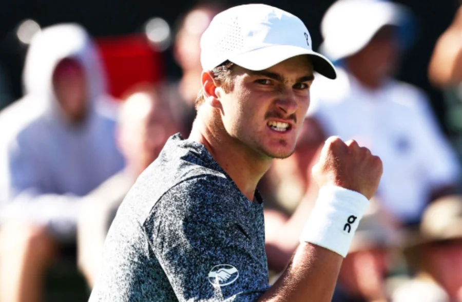 Brasileiro supera adversário do top 20 após começar perdendo e conquista melhor campanha da carreira no torneio