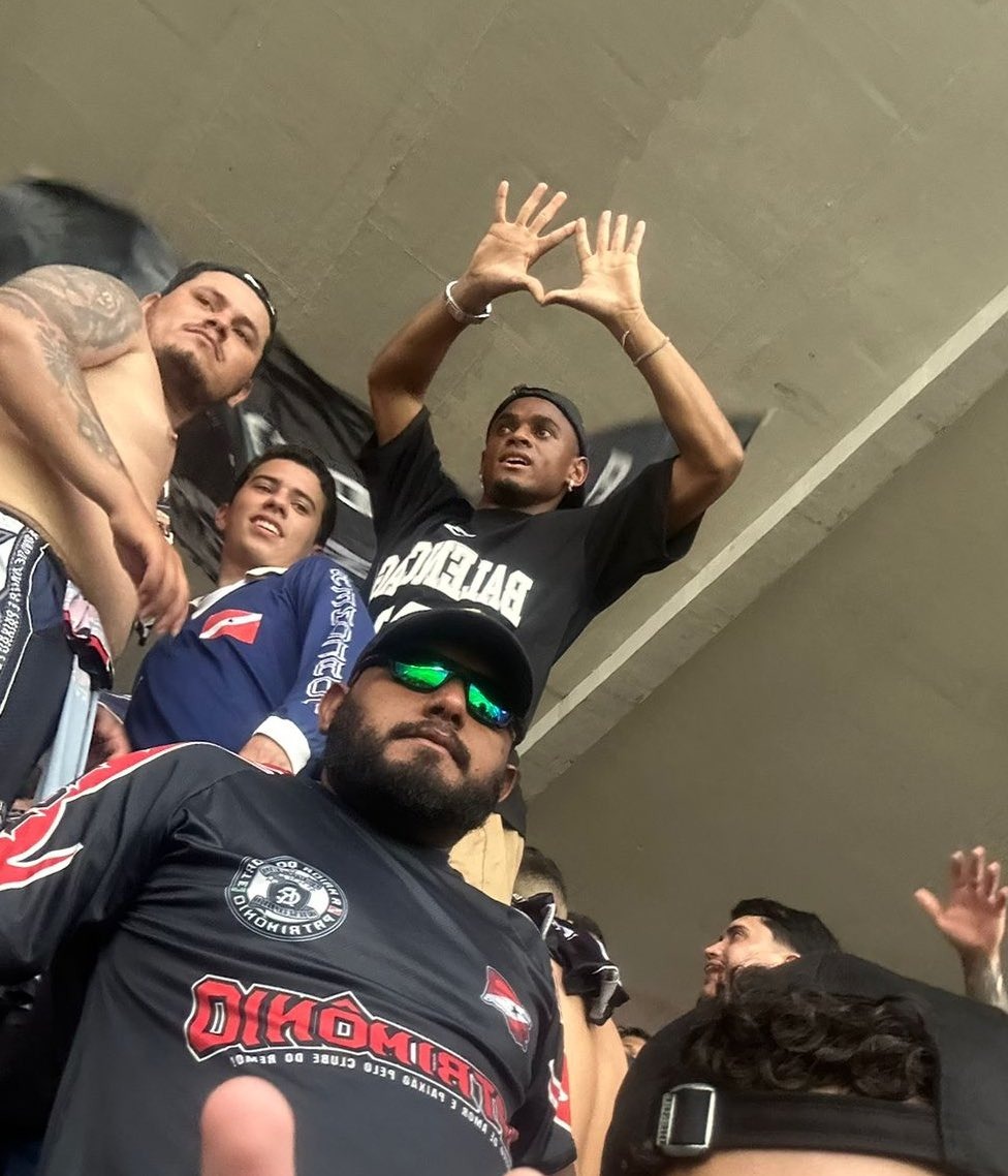 Imagem - No meio de organizada, atacante do Remo assiste ao Re-Pa no Mangueirão