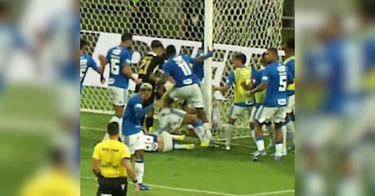 Momento da confusão na partida entre Cruzeiro e Atlético MG.