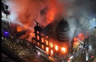 Incêndio atinge prédio histórico e paralisa principal estação de trem em Glasgow, na Escócia