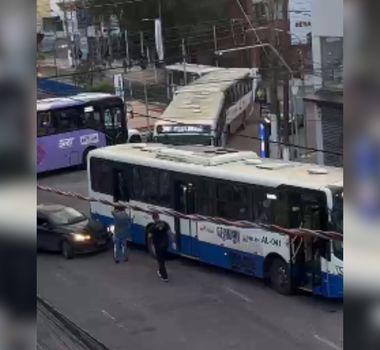 Imagem - Colisão entre carro e ônibus causa congestionamento na Padre Eutíquio, em Belém