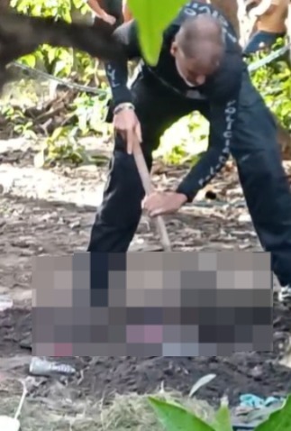 (A vítima estava morta e enterrada. Ele foi encontrado no quintal da própria casa.) 