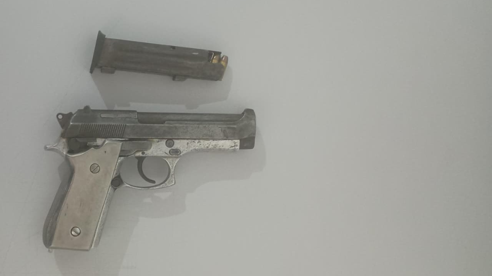 Arma, eletrônicos e joias foram encontrados dentro da residência e a origem dos objetos será investigada