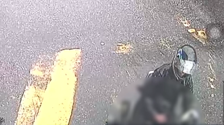 Câmeras de segurança registraram o momento em que o homem comete o ato ao ver uma mulher passando pela rua