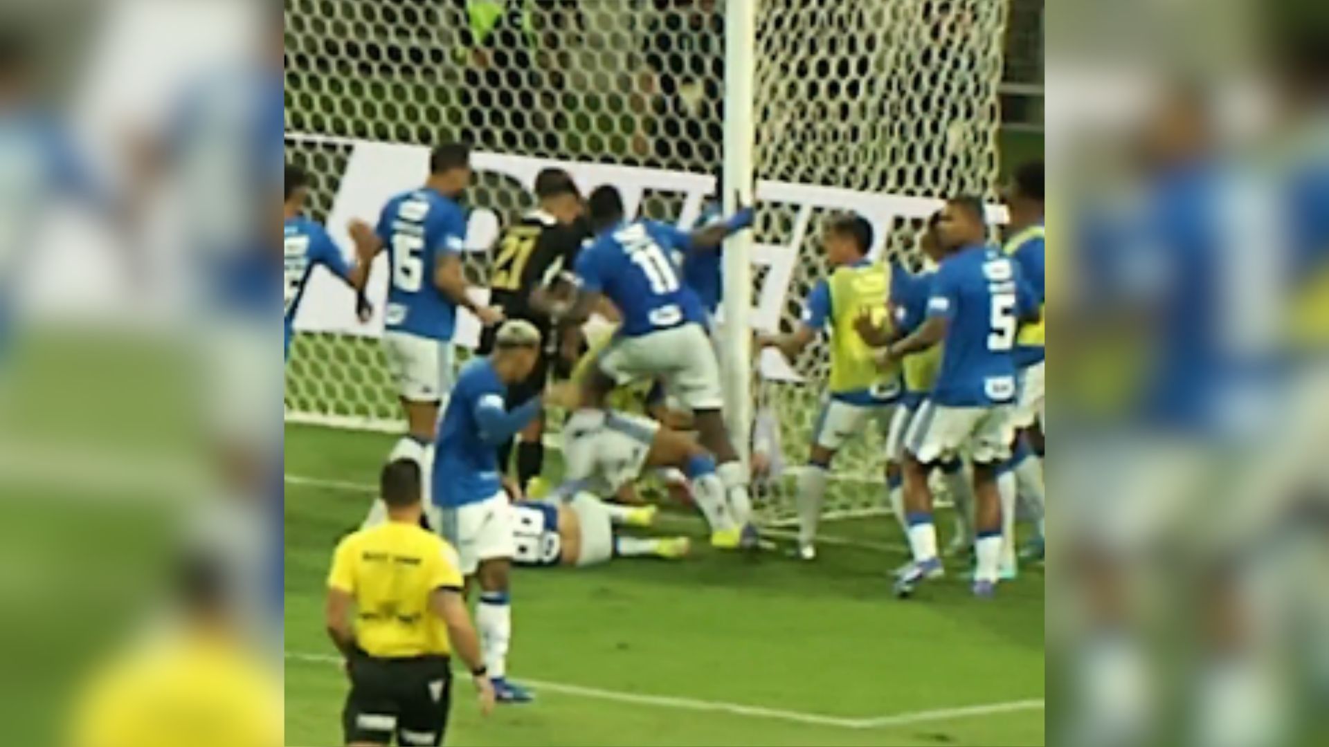 Imagem - Campeonato Mineiro termina com 23 expulsões após confusão generalizada