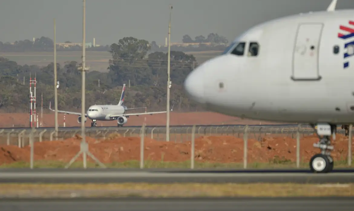 (O voo passou pela  perícia da PF e foi adiado para o período da tarde) 