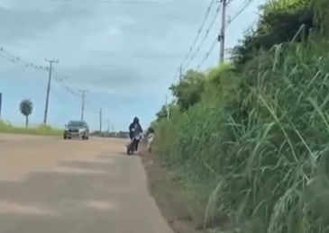 (Os agentes de segurança confirmaram a presença da criança de 7 anos ao lado do homem.)