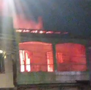 (Segundo informações preliminares, as chamas começaram no imóvel e rapidamente se espalharam)