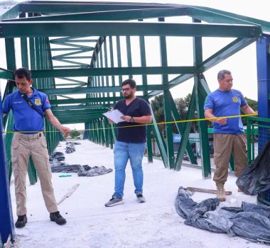 Imagem - Polícia Científica realiza perícia em passarela da Avenida Júlio César após indícios de risco estrutural