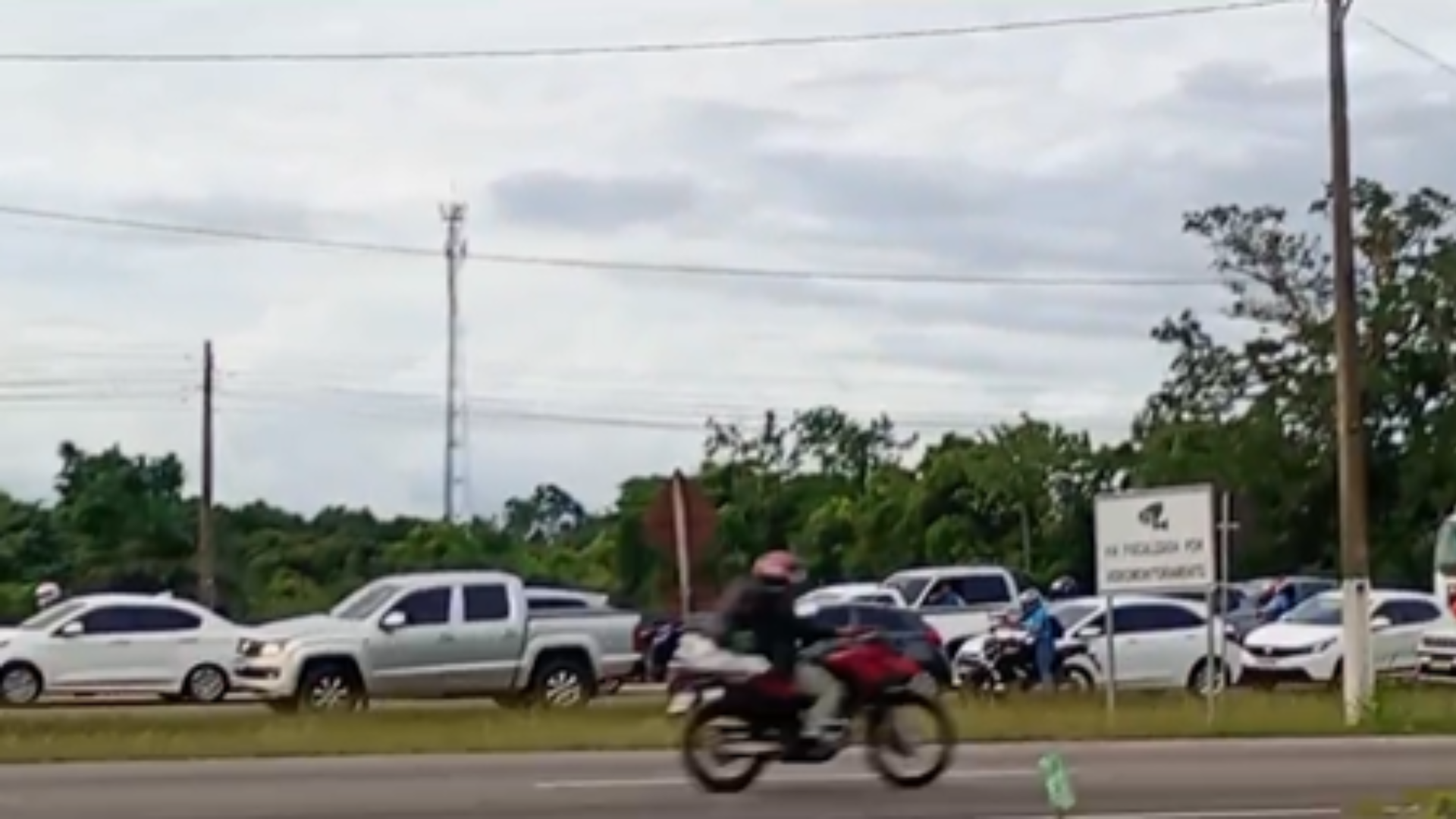 Imagem - Caminhão tomba e provoca congestionamento na BR 316, em Marituba