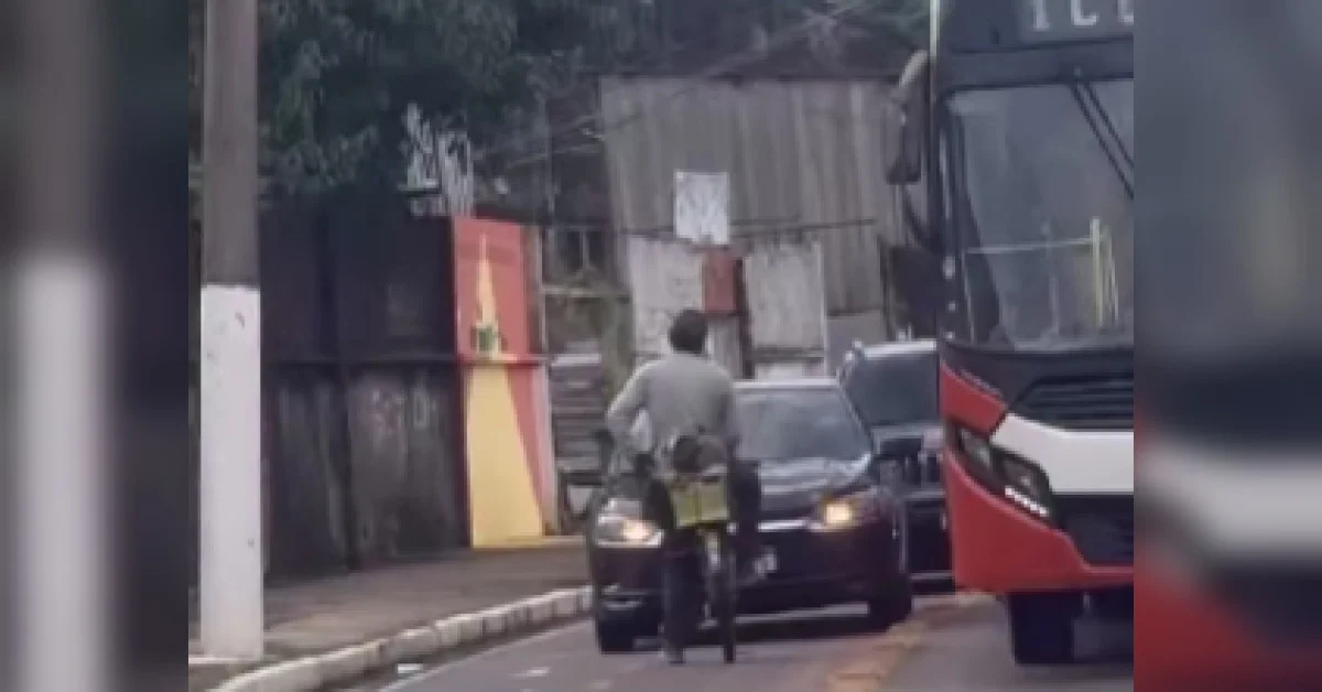 Condutores invadem ciclovia na Arthur Bernardes e ciclista decide impedir passagem