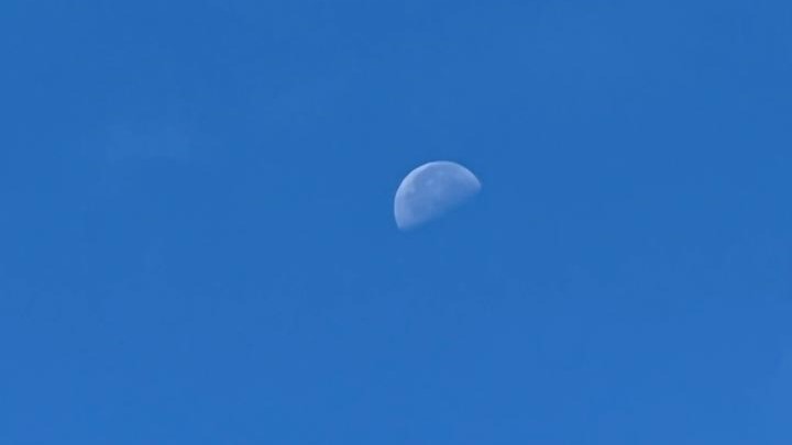 Fenômeno astronômico frequente, resultante da combinação entre a órbita lunar, a reflexão da luz solar e a proximidade do satélite com a Terra.