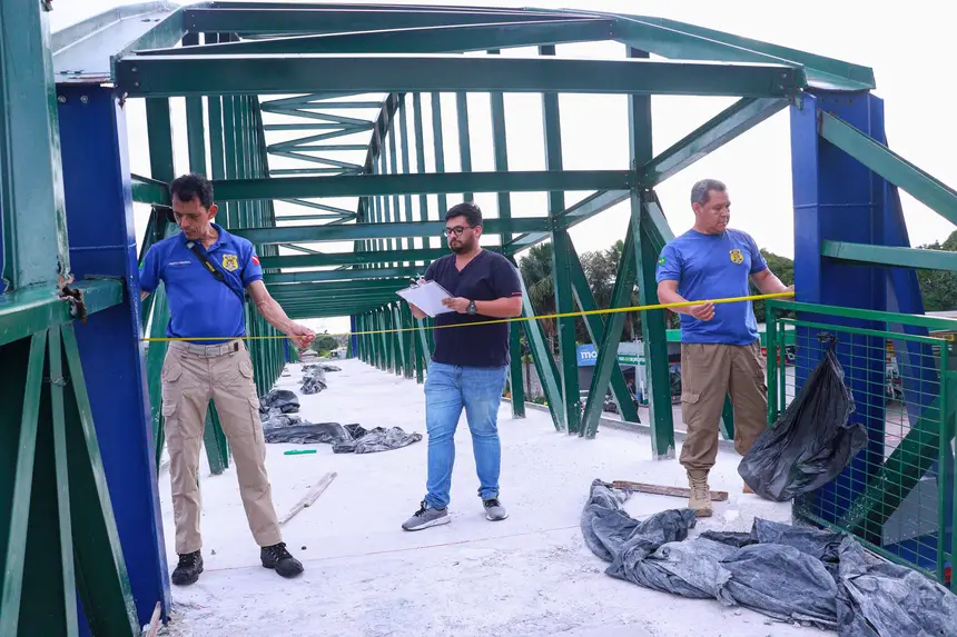 Imagem - Polícia Científica realiza perícia em passarela da Avenida Júlio César após indícios de risco estrutural