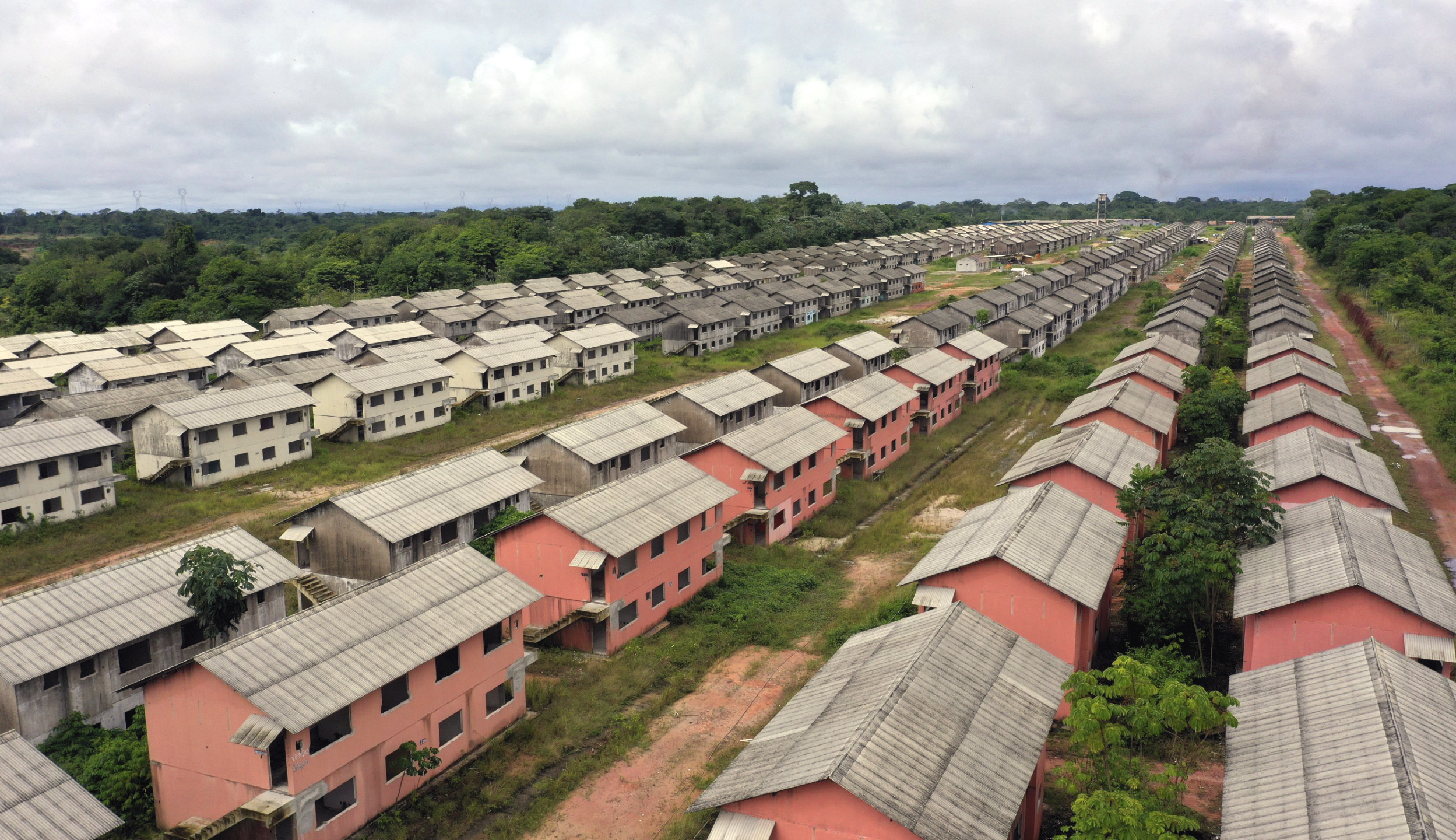 Primeira etapa do conjunto habitacional beneficia mais de mil pessoas e faz parte de projeto maior com 768 moradias