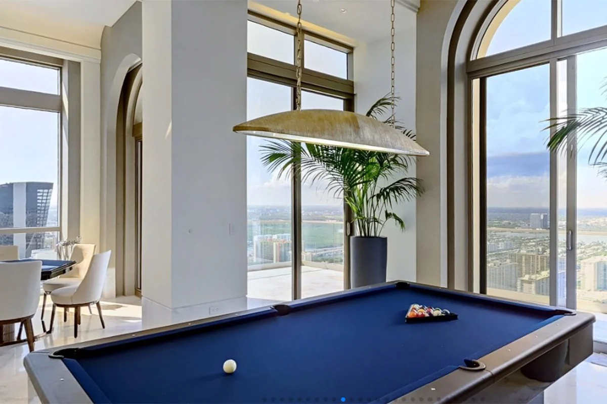 Área de lazer com mesa de bilhar e vista panorâmica