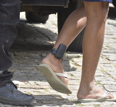 Imagem - Câmara aprova tornozeleira eletrônica obrigatória para agressores em casos de alto risco