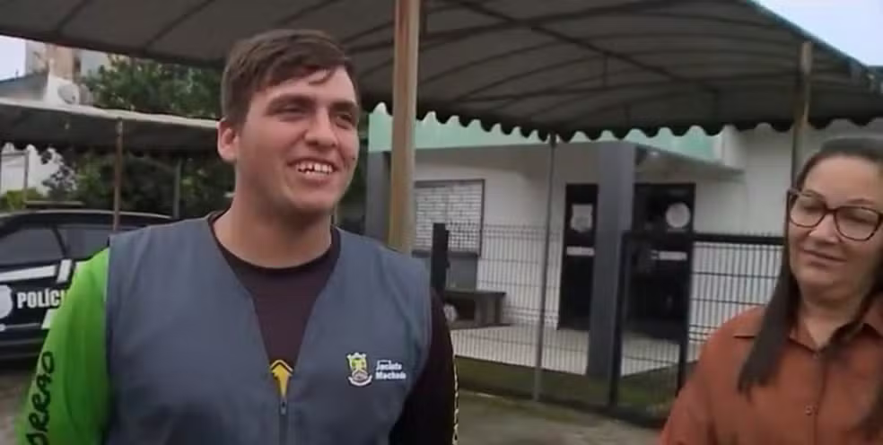 Imagem - Coletor de lixo encontra carteira com R$ 7,7 mil e devolve à dona em Jacinto Machado, em Santa Catarina