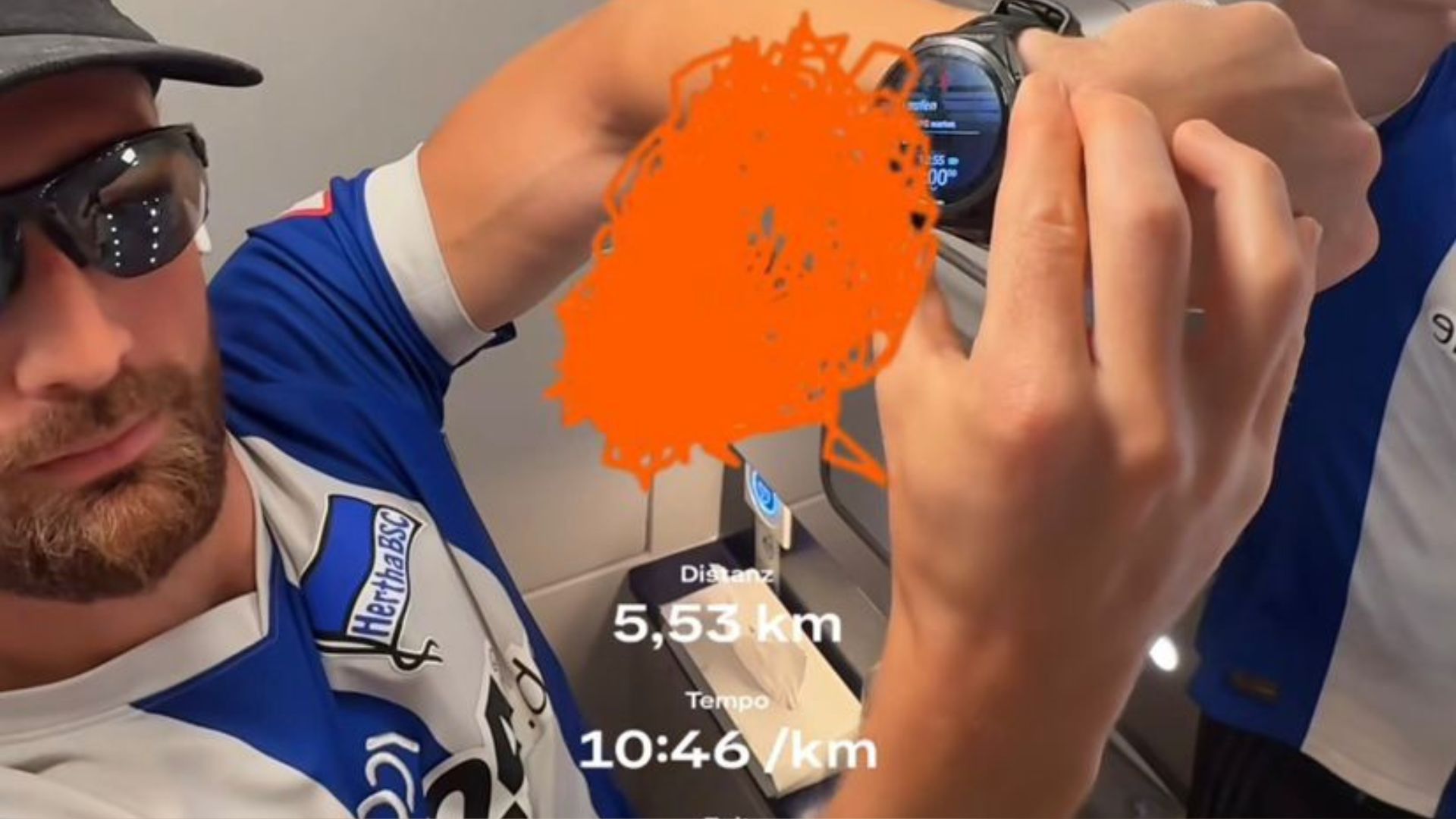 Influenciador corre 5 km dentro de banheiro de avião