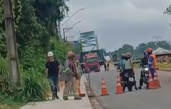 Parte da passarela que ameaçou cair na Júlio César é retirada