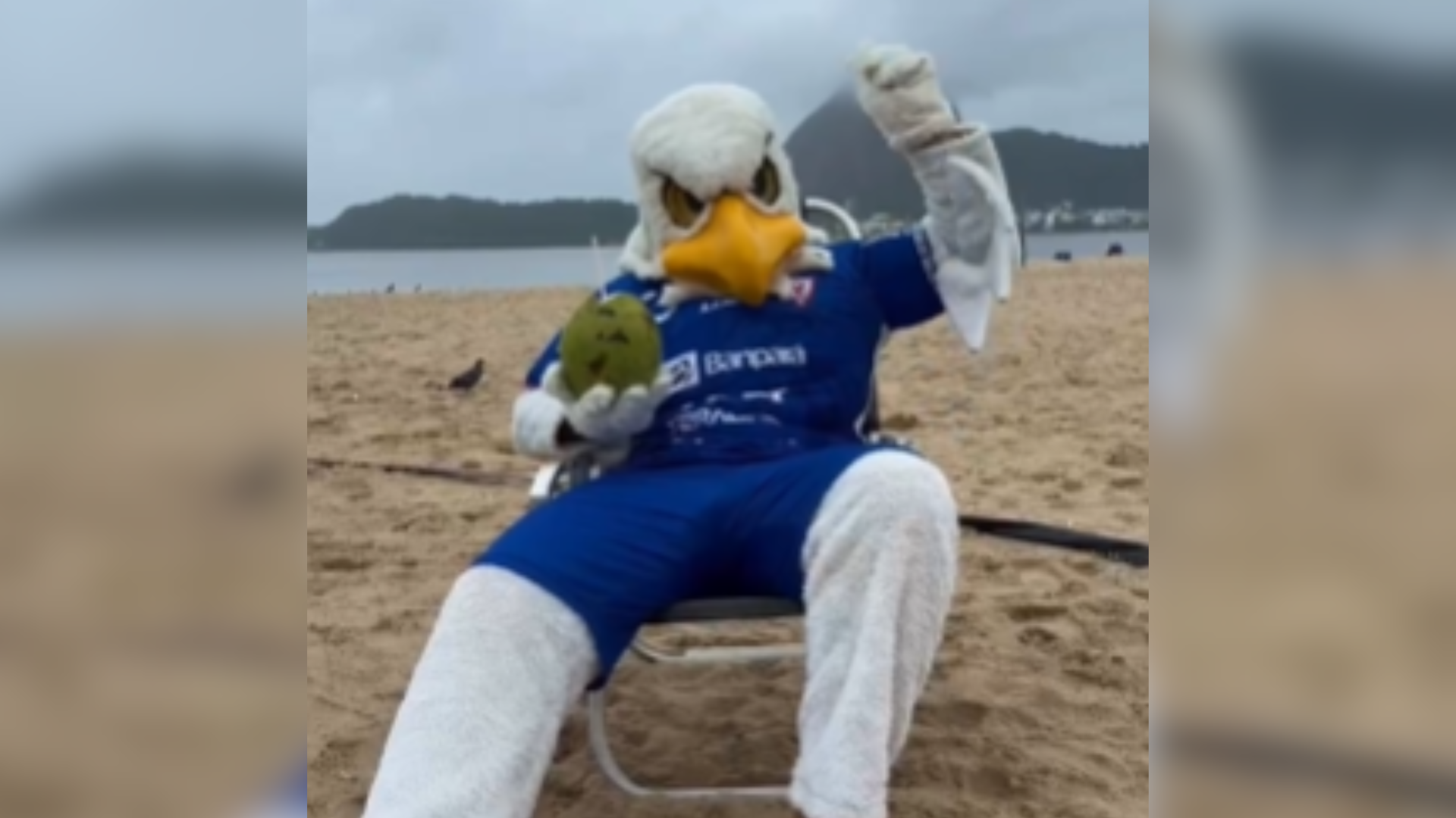 Personagem do Azulão apareceu em vídeo andando de moto, dançando e curtindo a cidade antes do jogo