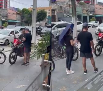 Imagem - Casal impede motociclista de usar calçada em Belém