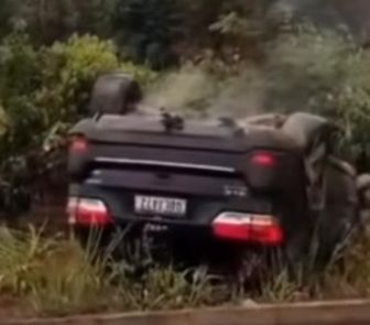 Imagem - Veículo capota na Br-316 e duas pessoas sobrevivem