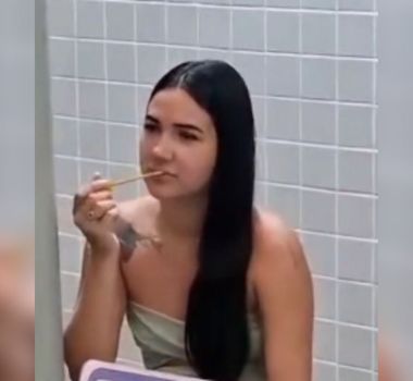 Imagem - Presa por suspeita de tráfico, jovem chama atenção ao se maquiar dentro de delegacia em Santarém