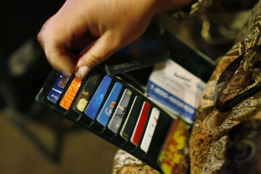 A pesquisa considera como dívida compromissos como cartão de crédito, cheque especial, carnê de loja, empréstimos, crédito consignado e financiamentos de carro ou casa

