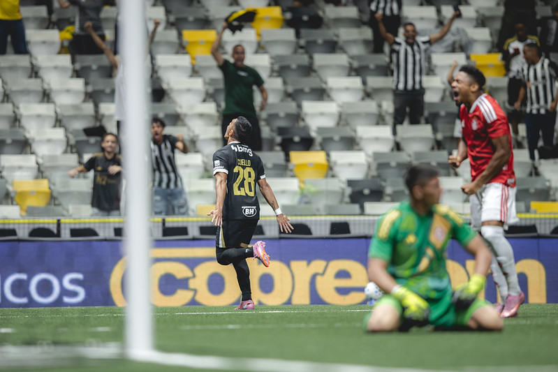 Cuello marcou gol relâmpago e deu a vitória ao Galo - 