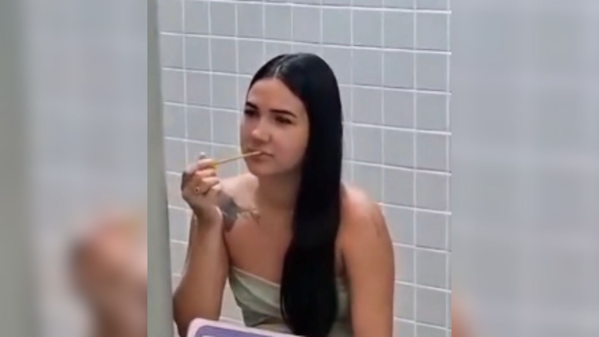 Jovem chama atenção ao se maquiar dentro de delegacia em Santarém.