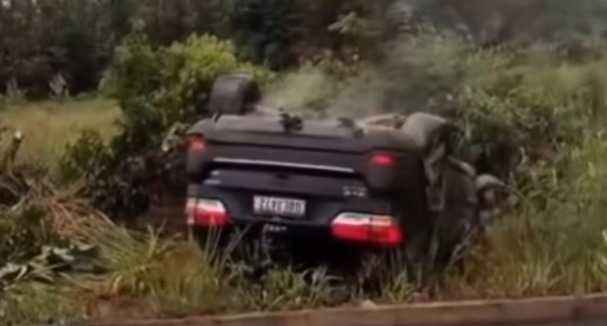 O condutor teria perdido o controle da direção, atingido o canteiro central da rodovia e, em seguida, o veículo acabou capotando.)