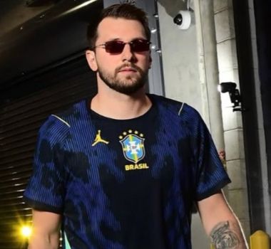 Imagem - Luka Doncic chega a jogo dos Lakers vestindo camisa da Seleção Brasileira
