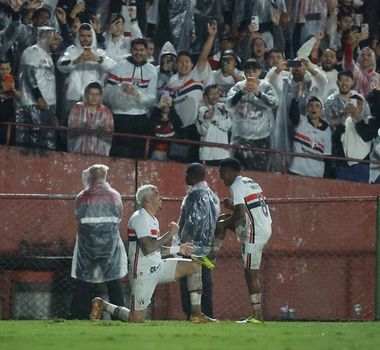 Imagem - São Paulo vence a Chapecoense e assume liderança do Brasileirão