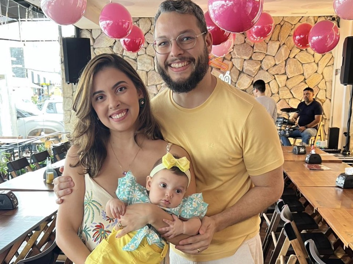 A médica Cássia Sotillo completou idade nova, na última terça-feira. Os festejos foram em família, ao lado do marido, o médico Paulo Sotillo, e da filha, Sophie.

