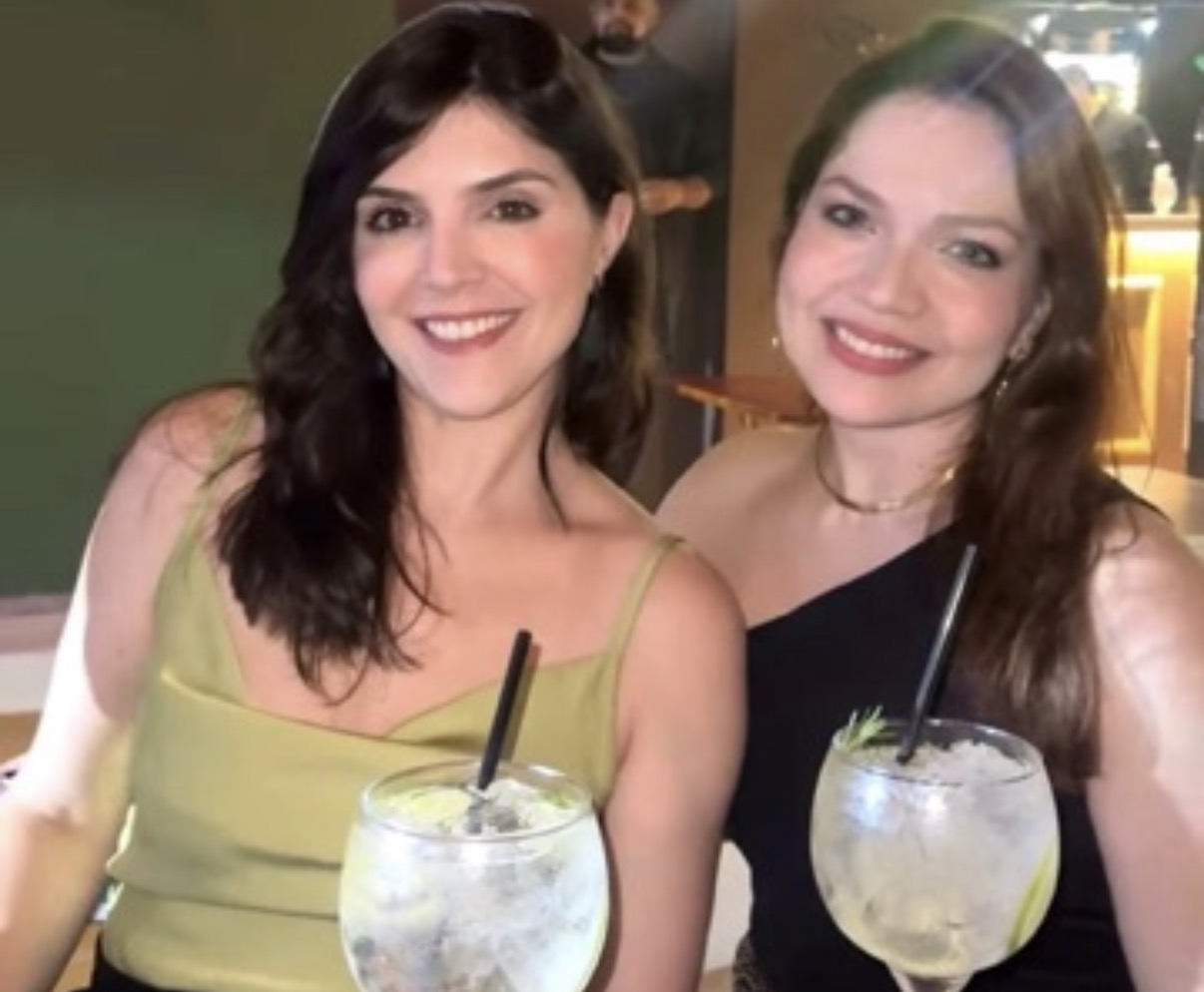 As amigas Raiana Guimarães e Aniela Kalif, que já foi Rainha das Rainhas do Carnaval, brindando ao reencontro e à vida e à amizade de toda uma vida. 
  
