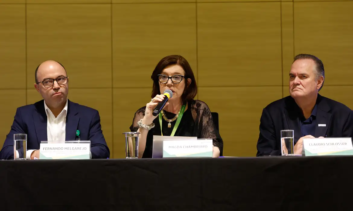 (Em entrevista coletiva de imprensa nesta tarde, a empresa afirmou que, diante desse cenário, os preços estão sob monitoramento e avaliação diários.)